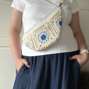 Nerka i torebka w jednym, możliwość noszenia jako torebka, nerka crossbody lub na pasie, wykonana ręcznie na szydełku. Pozwala schować najpotrzebniejsze rzeczy - telefon, portfel, kosmetyki, klucze. jest lekka i praktyczna, nie musisz nic poprawiać, trzymać, masz wolne ręce.