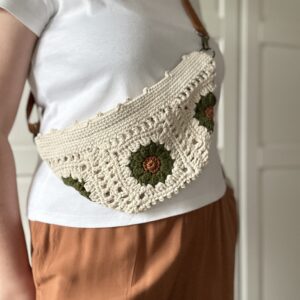 Nerka i torebka w jednym, możliwość noszenia jako torebka, nerka crossbody lub na pasie, wykonana ręcznie na szydełku. Pozwala schować najpotrzebniejsze rzeczy - telefon, portfel, kosmetyki, klucze. jest lekka i praktyczna, nie musisz nic poprawiać, trzymać, masz wolne ręce.